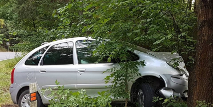 Aktuálně: Auto skončilo svou jízdu v příkopu u silnice