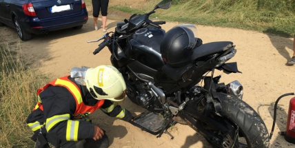 Motorkář nezvládl předjíždění a skončil se zraněním v příkopu