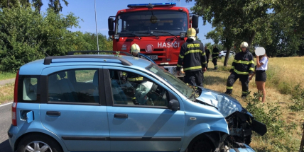 Právě teď: Řidička při příjezdu do Příbrami nabourala do stromu. Příčinou nehody byla vosa