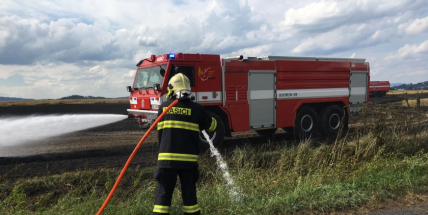 Aktuálně: Požár pole zaměstnává šest jednotek hasičů