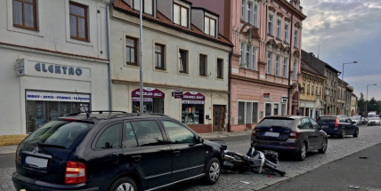 Nehoda dvou aut a motocyklu omezuje průjezd na Dobříši