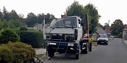 Nákladní auto narazilo do sloupu elektrického vedení a zcela ho zničilo