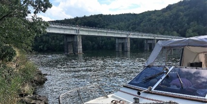 Kempařům znepříjemňuje dovolenou rušný provoz na Vltavě. O víkendu připomíná řeka na Cholíně „dé jedničku“