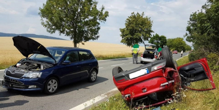 Aktuálně: Po čelním střetu dvou vozidel skončilo jedno mimo komunikaci na střeše