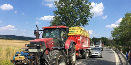 Aktuálně: Po střetu auta s traktorem doprava v místě nehody kolabuje