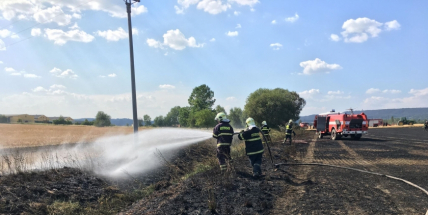 Aktuálně: Mimořádné nasazení hasičů si momentálně vyžádala likvidace požáru pole na Rožmitálsku