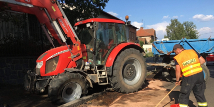 Aktuálně: Masivní únik nafty po dopravní nehodě traktoru likvidují hasiči v Březnici