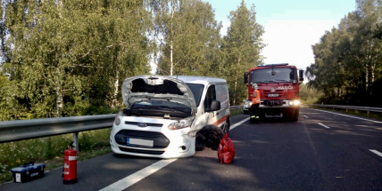 Auto skončilo ve svodidlech