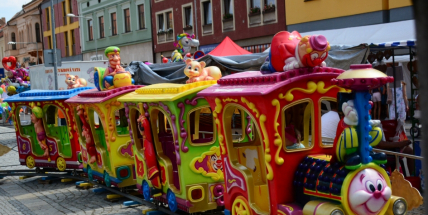 Náměstí v Březnici zabraly kolotoče, houpačky i stánky s cukrovinkami