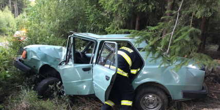 Aktuálně: Řidič škodovky vylétl v lesním úseku mimo komunikaci a svůj vůz zastavil o strom