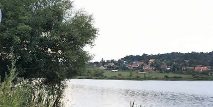 Papež opět začíná lákat ke koupání. Dojem z návštěvy kazí nepořádek