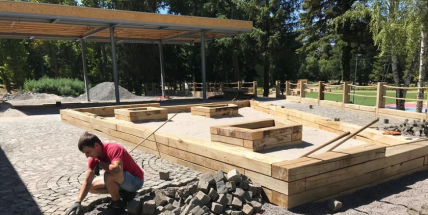 Před restaurací na Nováku vzniká posezení pod palmami