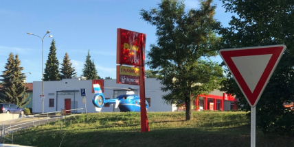 Cyklista sražený osobním vozem bojuje o život, na místě přistál vrtulník