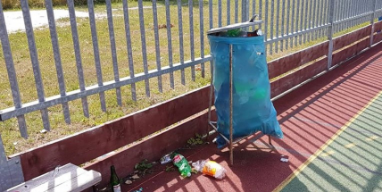 Hřiště u základní školy v ulici Bratří Čapků se pomalu mění ve skládku odpadu