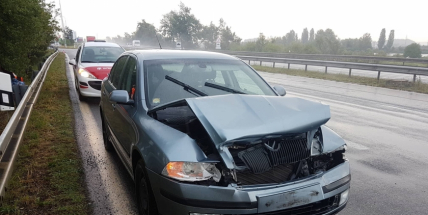 Na mokré dálnici dostal řidič smyk a havaroval
