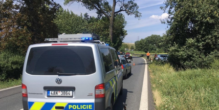 Strakonická je ochromena, za Chraštičkami padl přes silnici strom a poškodil i projíždějící auto
