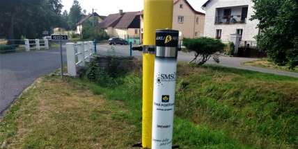 Zásobník reflexních prvků v tubusu instalovala řada obcí na Příbramsku