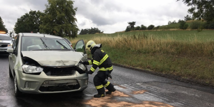Řidič nestačil zareagovat a narazil do auta před sebou. Nehoda komplikuje dopravu od Sedlčan na Příbram.