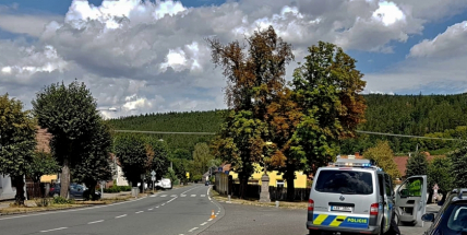 Auto srazilo a zranilo cyklistu, řidič z místa nehody ujel