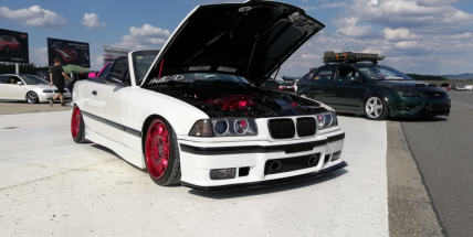 „Vytuněné“ vozy opět na letišti v Dlouhé Lhotě