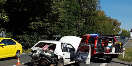Dopravní nehoda si vyžádala zásah hasičů, zraněné dítě ošetřuje ZZS
