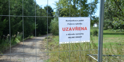 Budování druhé části inlinové dráhy uzavřelo na čas cestu kolem Fialáku
