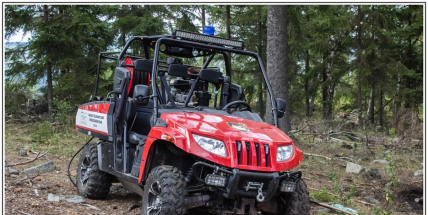 Několik hasičských jednotek likviduje požár v nepřístupném terénu na Třemošné