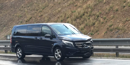 Auto skončilo na dálnici ve svodidlech