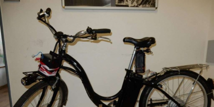 Zloděj zřejmě potřeboval v noci na krádež elektrokola i brýle