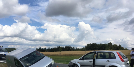 Ke střetu nákladního auta a dvou osobních došlo u obce Počaply