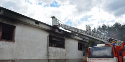 Aktuálně: Sedm jednotek hasičů likviduje požár zemědělské budovy na Sedlčansku