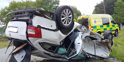 AKTUÁLNĚ: Po vážné dopravní nehodě zaklíněného řidiče z auta vyprošťují hasiči