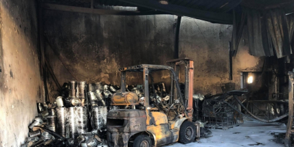 On-line: Na místě požáru výrobní haly Ravak stále zasahují hasiči