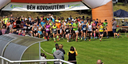 48. ročník Běhu Kovohutěmi má tradičně start i cíl na fotbalovém stadionu  ve Lhotě u Příbramě