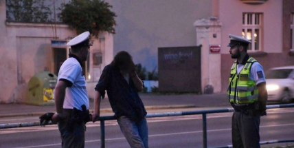 Opilec napadal sousedku a vulgárně ji urážel. Nepomohla domluva policistů, nakonec skončil na záchytce