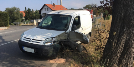 Jízdní pruh na na Dobříši uzavřela dopravní nehoda, hasiči likvidují uniklé provozní kapaliny