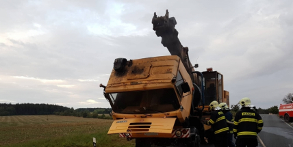 AKTUÁLNĚ: Ranní dopravu na Příbram blokuje požár pracovního stroje