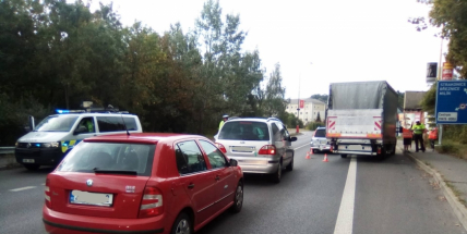 Kolize tří aut blokuje Evropskou, směrem do Příbrami se vytváří souvislá kolona vozidel