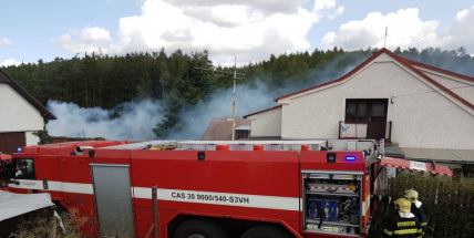 AKTUÁLNĚ: U Skalice je seník v plamenech, zasahuje několik jednotek hasičů