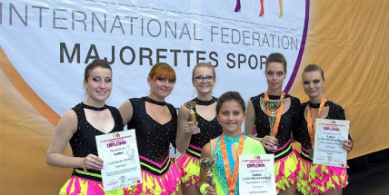 Příbramským mažoretkám z týmu SEVENSPORT cinkají na krku medaile z mistrovství světa