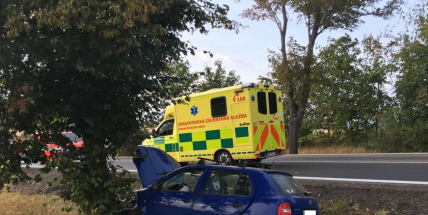Aktuálně: U Višňové narazilo auto do stromu, řidič je v péči záchranářů