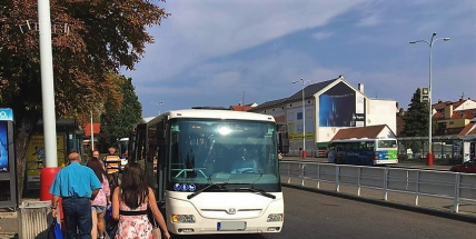 Od soboty 1. září začnou platit slevy jízdného pro studenty a seniory