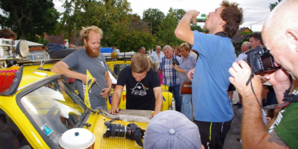 Návrat žlutého cirkusu byl velký a hlučný. Z cesty kolem světa dorazily Trabanty v pondělí