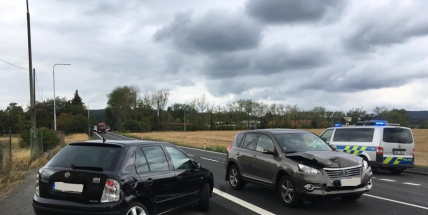 Nehoda dvou osobních vozidel komplikuje dopravu ve Věšíně