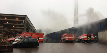 AKTUÁLNĚ: V příbramských Kovohutích hoří, na místě zasahuje několik hasičských jednotek