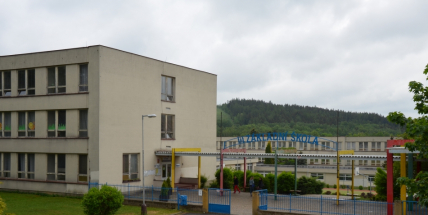 První školní den je tady, představovat se budou nejen prvňáčci, ale i někteří ředitelé. O základní škole ve Školní ulici s ředitelkou Ing. Klárou Karlíkovou