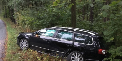 Aktuálně: Po dopravní nehodě tří vozidel skončil Passat mimo komunikaci