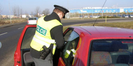 Zfetovaný řidič se zákazem řízení najel do policistů, kteří ho zastavovali