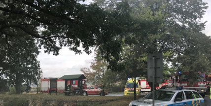 AKTUÁLNĚ: Příbramští hasiči zasahují u požáru autodílny, ve které se nacházejí tlakové lahve