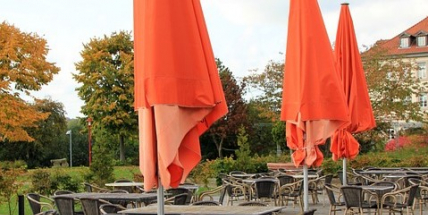 Zloději kradou, co se dá. Dokonce i slunečníky za deště